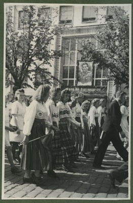 XII üldlaulupidu 28.-29. juunil 1947, Tallinnas.
12. üldlaulupeo osalejad rongkäigul. Tagaplaanil paistab hoone, millele on kinnitatud Stalini pilt ja loosung "Elagu XII üldlaulupidu".  duplicate photo