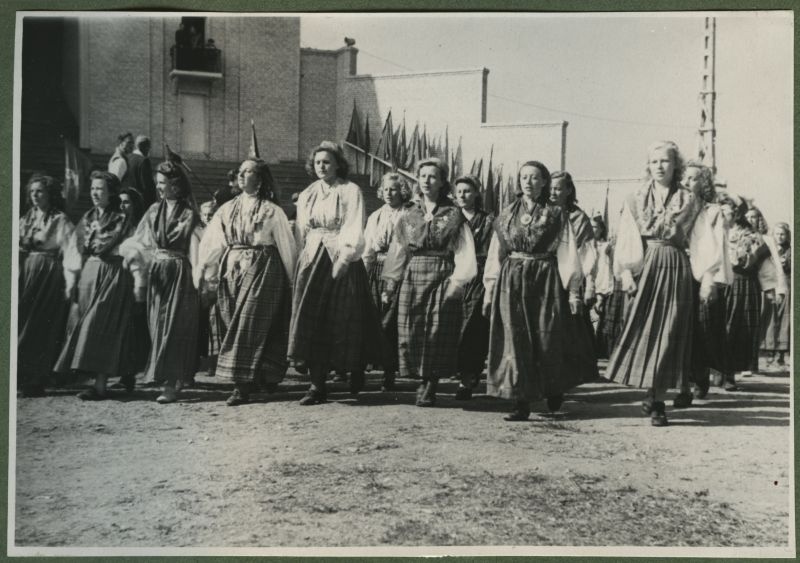 XII üldlaulupidu 28.-29. juunil 1947, Tallinnas.
12. üldlaulupeo rongkäigulised jõudmas Tallinna laululavale. Rahvariietes, sõlgedega ehitud naised jõudmas rongkäiguga Tallinna lauluväljakule. Taga paistab Tallinna vana laululava, mis on ääristatud erinevate lippudega.