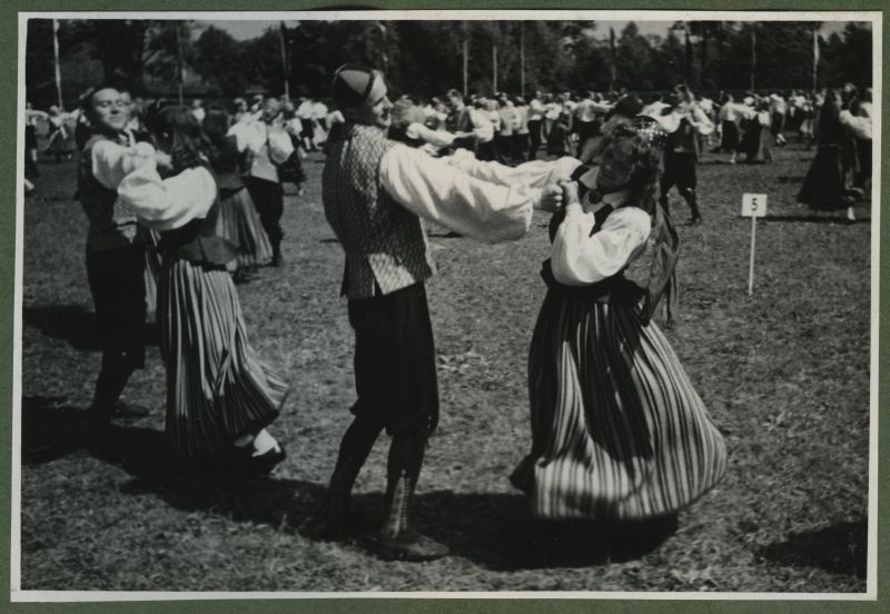 XII üldlaulupidu 28.-29. juunil 1947, Tallinnas.
Segarühmade tantsijad rahvakunstiõhtul 12. üldlaulupeo eelõhtul Kadrioru staadionil. Noored rahvariietes rahvatantsijad paarides tantsimas.