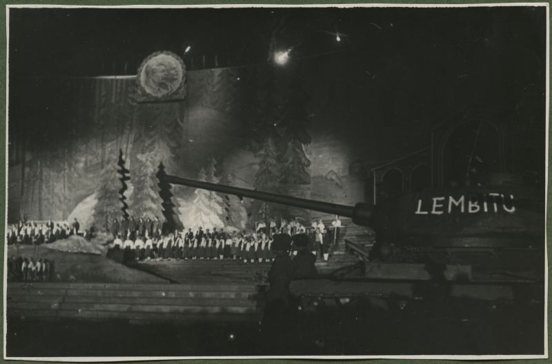 XII üldlaulupidu 28.-29. juunil 1947, Tallinnas.
Leo Kalmeti lavastatud vabaõhuetendus "Lembitu" Juhan Sütiste draama "Ristikoerad" ainetel Tallinna laululaval. Lavale on koondunud hulk näitlejaid. Paremal tank, millel kiri "Lembitu". Lava keskel üleval suur Stalini ja Lenini portree.