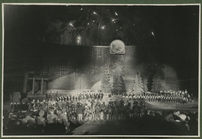 XII üldlaulupidu 28.-29. juunil 1947, Tallinnas.
Leo Kalmeti lavastatud vabaõhuetendus "Lembitu" Juhan Sütiste draama "Ristikoerad" ainetel Tallinna laululaval. Kõik näiltejad on etenduse lõpus kogunenud lavale. Lava kohal õhus on ilutulestik. Ees näha publikut.
Osades:
Lembitu - Valdeko Ratassepp
Niilo - Johannes Kaljola
Ülle - Lisl Lindau
Reemo - Lo Tui
Ihameel - Olev Tinn
munk Alobrand - Voldemar Panso
krahv Albert - Oskar Põlla
ordumeister Folkvin - Eduard Tinn
Kaupo - Ado Hõimre