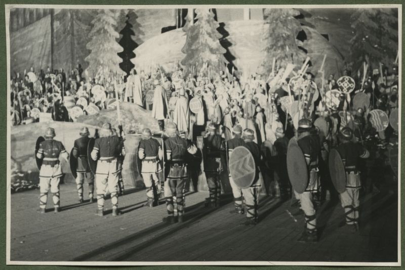 XII üldlaulupidu 28.-29. juunil 1947, Tallinnas.
Leo Kalmeti lavastatud vabaõhuetendus "Lembitu" Juhan Sütiste draama "Ristikoerad" ainetel Tallinna laululaval. Lava on täidetud piikide ja kilpidega sõjameestega, kelle keskel kivi otsas paistab Lembitu, osatäitja Valdeko Ratassepp.
