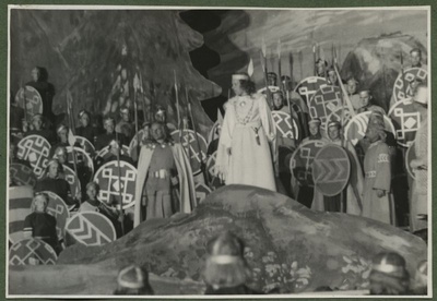 XII üldlaulupidu 28.-29. juunil 1947, Tallinnas.
Leo Kalmeti lavastatud vabaõhuetendus "Lembitu" Juhan Sütiste draama "Ristikoerad" ainetel Tallinna laululaval. Vasakul seisab Lembitu, osatäitja Valdeko Ratassepp. Paremal seisab valgesse riietatud mees, tõenäoliselt Kaupo, osatäitja Ado Hõimre. Teda ümbritsevad kilpide ja piikidega sõdurid.  duplicate photo