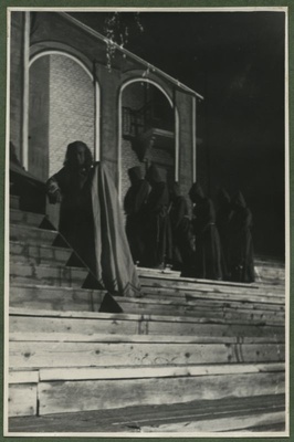 XII üldlaulupidu 28.-29. juunil 1947, Tallinnas.
Leo Kalmeti lavastatud vabaõhuetendus "Lembitu" Juhan Sütiste draama "Ristikoerad" ainetel Tallinna laululaval.
Esiplaanil udune Lembitu. Taustal kokku kogunenud mungad. Taga paistab Tallinna vana laululava koos rõduga, millele on ehitatud puidust lava vabaõhuetenduse jaoks.  duplicate photo