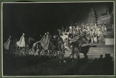 XII üldlaulupidu 28.-29. juunil 1947, Tallinnas.
Leo Kalmeti lavastatud vabaõhuetendus "Lembitu" Juhan Sütiste draama "Ristikoerad" ainetel Tallinna laululaval. Esiplaanil hobustel sõjamehed.  duplicate photo