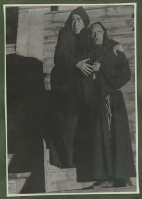 XII üldlaulupidu 28.-29. juunil 1947, Tallinnas.
Leo Kalmeti lavastatud vabaõhuetendus "Lembitu" Juhan Sütiste draama "Ristikoerad" ainetel Tallinna laululaval. Kaks mungarüüdes meesnäitlejat.  duplicate photo