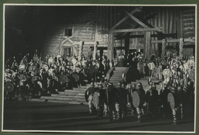 XII üldlaulupidu 28.-29. juunil 1947, Tallinnas.
Leo Kalmeti lavastatud vabaõhuetendus "Lembitu" Juhan Sütiste draama "Ristikoerad" ainetel Tallinna laululaval.
Näitlejad puidust laval. Kilpide ja piikidega relvastatud sõdurid ääristamas kogu lava.  duplicate photo