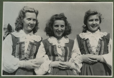 XII üldlaulupidu 28.-29. juunil 1947, Tallinnas.
Kolm noort rahvariietes naislauljat 12. üldlaulupeol.  duplicate photo