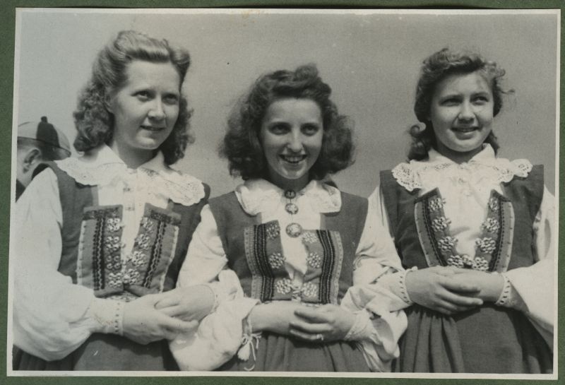 XII üldlaulupidu 28.-29. juunil 1947, Tallinnas.
Kolm noort rahvariietes naislauljat 12. üldlaulupeol.