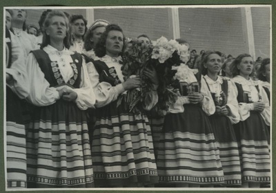 XII üldlaulupidu 28.-29. juunil 1947, Tallinnas.
Naiskooride lauljad esinemas 12. üldlaulupeol Tallinna lauluväljakul. Taga paistavad Tallinna vana laululava sambad.  duplicate photo