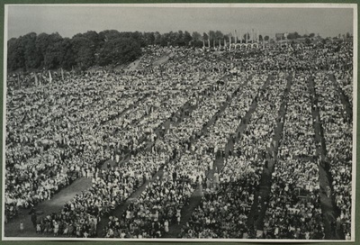 XII üldlaulupidu 28.-29. juunil 1947, Tallinnas.
12. üldlaulupidu Tallinna lauluväljakul. Fotol lauluväljaku mägi, kus istuvad pealtvaatajad. Üldvaade laulupeo pealtvaatajatest.  duplicate photo