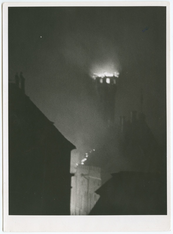 Tallinna põlemine 1944.a. põlev Raekoja torn 9. märtsi ööl. Esiplaanil vasakul ja paremal hoonete siluetid. Keskel tagaplaanil põlev Raekoja torn.