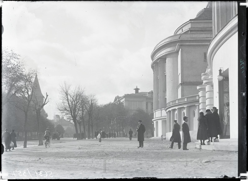 Estonia puiestee, paremal Estonia teater.