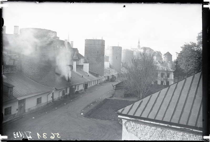 Tallinn, vaade linnamüürile ja tornidele