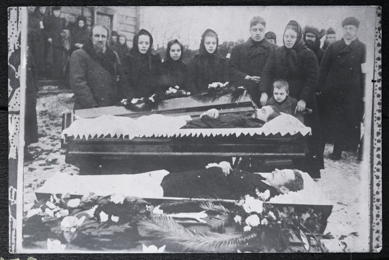 1905.a ülestõusul Kose-Uuemõisas, Aleksandri vallas mõisa karistussalga poolt maha lastud Kirivalla küla talupoegade matused - Jüri Lillepõld ja Lillevälja.
