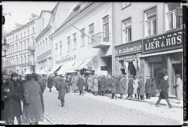 Tallinn, väljarändajad Ameerika konsulaadi ees Viru tänaval.