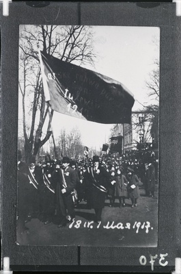 1. mai rongkäik Kadrioru lossi ees (1917). Lipul tekst: Karske rahwa päralt on tulewik 1917  duplicate photo