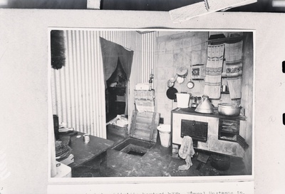 A. Siim'i hoovipealne maja Nõmmel (Vana-Mustamäe tee 39), kus elasid Salme ja Felix Siim, keldris asus salatrükikoda. Köök, luugist pääseb keldrisse, kust edasi pääseb trükikojaruumi.  similar photo