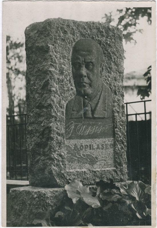 Theodor Ussisoo hauamonument