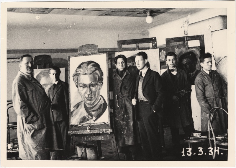 Roman Nyman Riigi Kunsttööstuskooli õpilastega