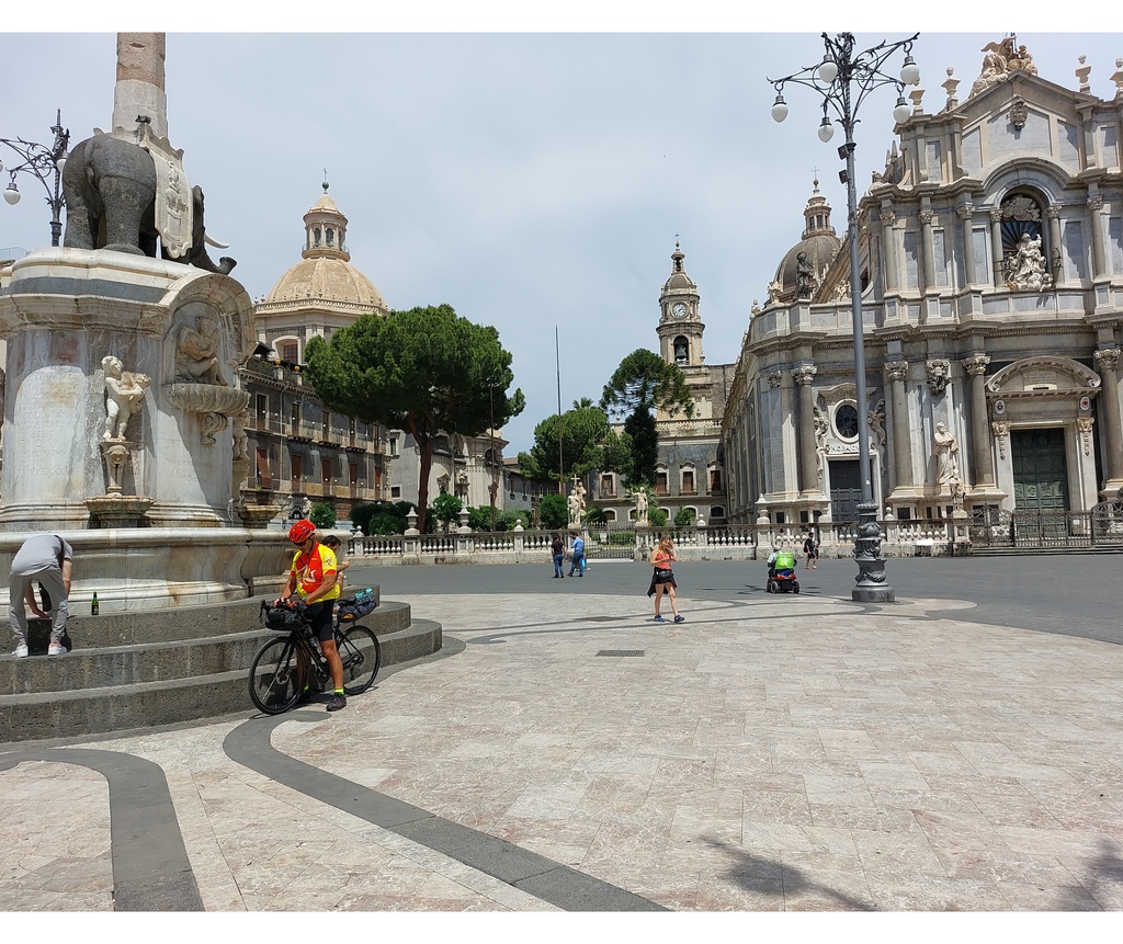 Catania. Piazza del Duomo en Cattedrale di Sant'Agata : rephoto