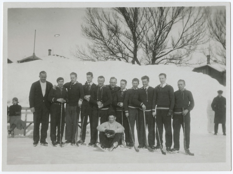 Grupipilt: Spordiselts "Kalev" jääballi B meeskond 1930-1931 aastal: vasakult: Tanne (reserv), Lossmann (paremkaitsja), Jõers seenior (vasak sisemine), Tomberg (vasak kaitsja), Piperal (parem poolkaitsja), Erjapea (vasak poolkaitsja), Kopp (vasak tormaja), Uukivi (parem äär), Rähn (kesk poolkaitsja), Jõers juunior (parem sisemine), Ruul (vasak äär), Rauk (väravavaht) - istub maas.