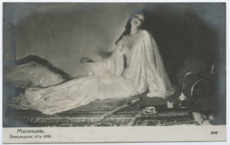 Postkaart. Oopiumiuimast ärkav naine.