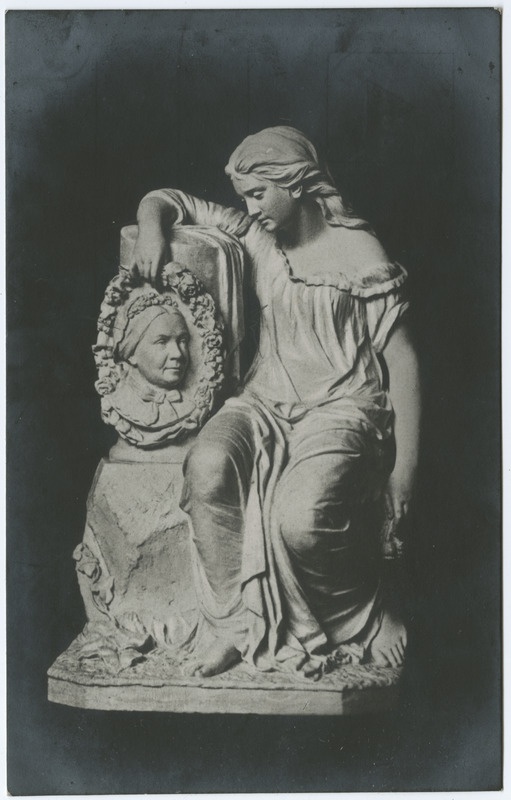 Skulptuur noorest naisest vana naise portreega. A. Weizenbergi hauakuju.