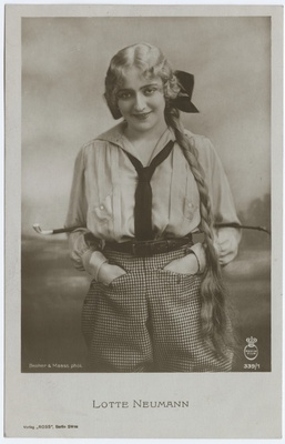 Näitlejanna Lotte Neumanni portree.  duplicate photo