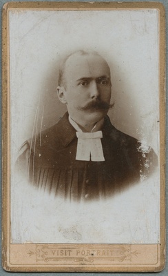 Preestrirõivais mehe portree.  duplicate photo