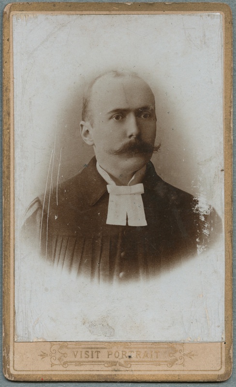 Preestrirõivais mehe portree.