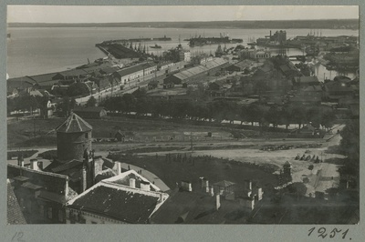 Tallinna vaade Oleviste kiriku tornist sadama suunas.  duplicate photo