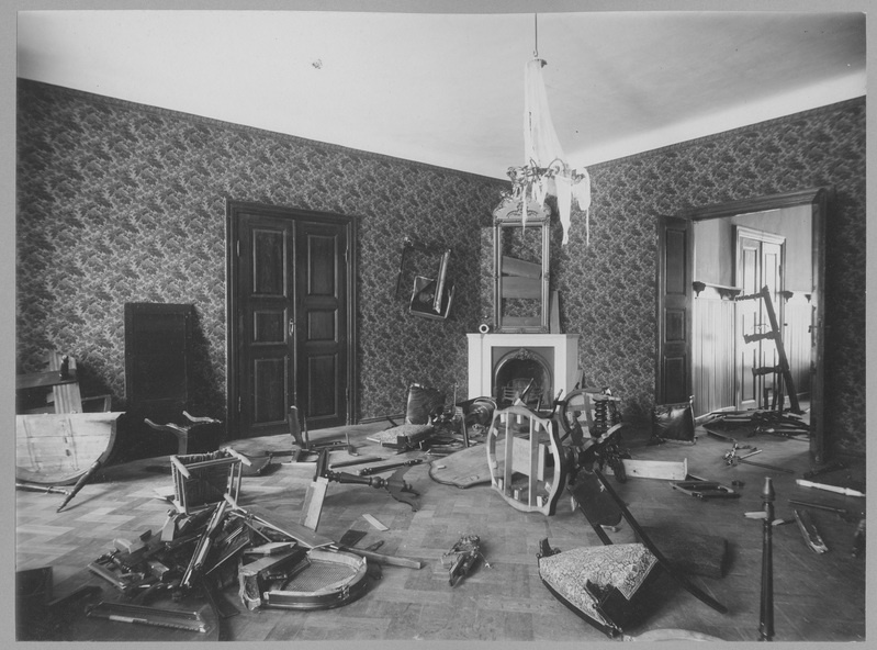 Härgla mõisa sisevaade pärast 1905.a ülestõusu käigus toimunud mõisate põletamist.