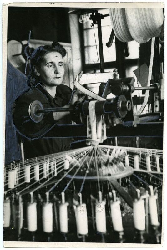 Tootmiskoondis "Punane Koit" (varasem A/S "Rauaniit")  - pitsikuduja Anette Dubrovkin pitsikudumismasina juures.