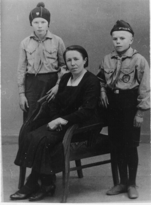 Liisa Kasak laste Erna-Elise ja Jaaniga Mustla alevis.