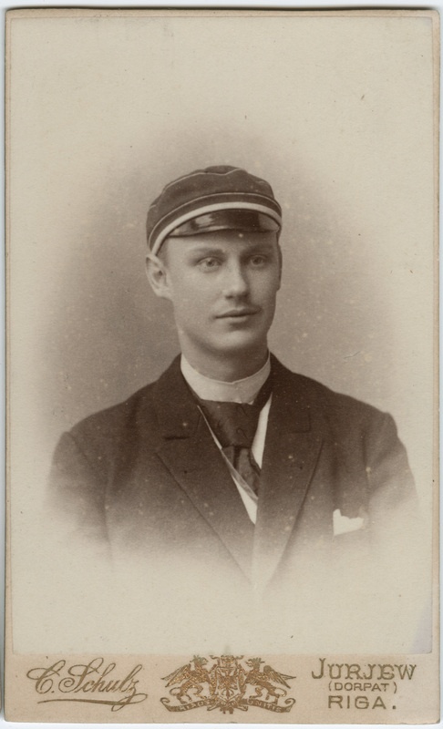 Foto albumis: Tallinna Toomkooli õppejõudude ja õpilaste portreedega. Woldemar Schilling