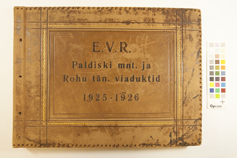 Fotoalbum: E. V. R. - Paldiski mnt. Ja Rohu tn. viaduktide ehitamine 1925-1926.a. Sisaldab fotosid raudteeviaduktide ehitamisest Tallinnas Paldiski maanteel ja Rohu tänaval raudtee alla.