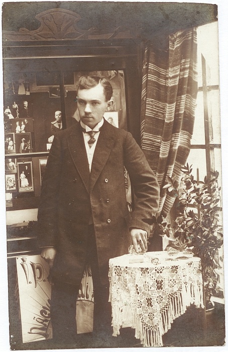 Vändra alevi fotograaf Johannes Paul Mihklimets (Mihkelson) oma ateljees akna all.