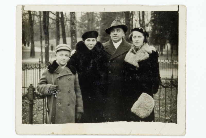 Paul Laamann abikaasa, tütre ja pojaga Tartus 1938.a.
