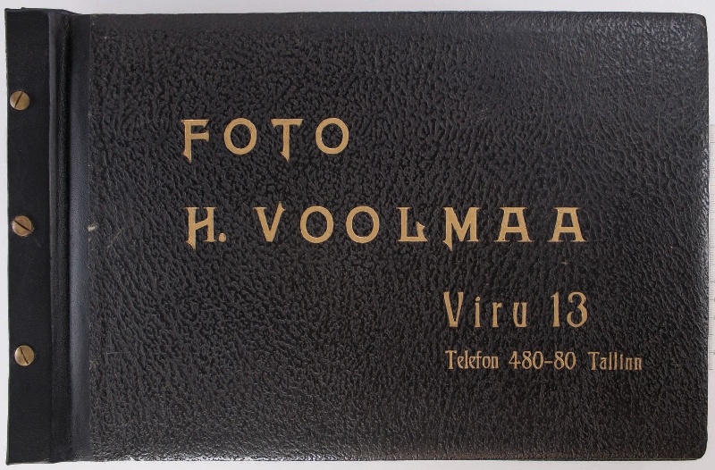 Album: Tallinna vaated. "Foto H. Voolmaa Viru 13 Telefon 480-80 Tallinn". - linna üldvaated Toompealt, Oleviste tornist, jm., vanalinn, Kadriorg, Pirita, Tallinna sadam, pargid ja väljakud, hoonete välisvaated (s.h. koolimajad, teatrid).
