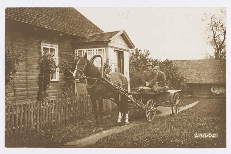 Pikkvanker talu õuel.