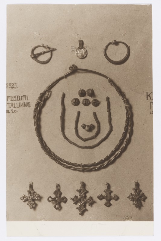 Kaelavõru, vaselised, sõled, ripatsid, krõllid.