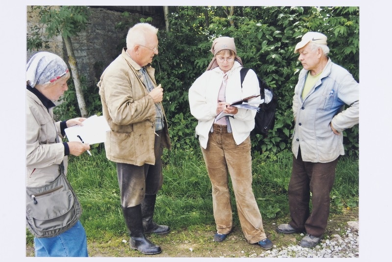 Vandjala küla Antipa talu peremees Vello Kuusksalu ja Koolimaja talu peremees Väino Perkel ning Eesti Vabaõhumuuseumi töötajad Juta Saron ja Maret Tamjärv