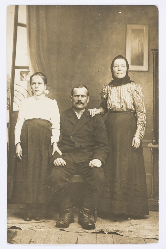 20. sajandi alguse perekonnafoto Tiheda külast
