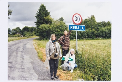 Eesti Vabaõhumuuseumi teadurid Juta Holst, Juta Saron ja Hanno Talving Rebala küla sildi juures  duplicate photo