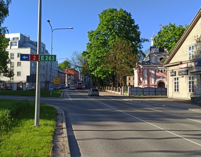 Narva tänav, esiplaanil ap.-õigeusu Jüri kirik rephoto