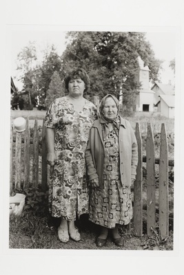 Kaksikportree - Stepanida Kivkova koos tütre Anna Tihhomirovaga kodumaja aia ääres Kasepää külas.  duplicate photo