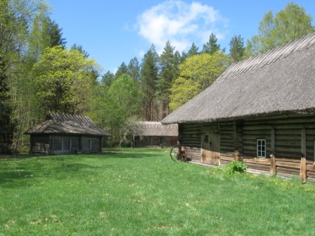 Malvaste küla Mihkli muuseumi õuevaade idast: paremal rehemaja, taamal aidad