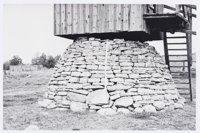 Annuse talu pukktuulik, tuuliku jalg