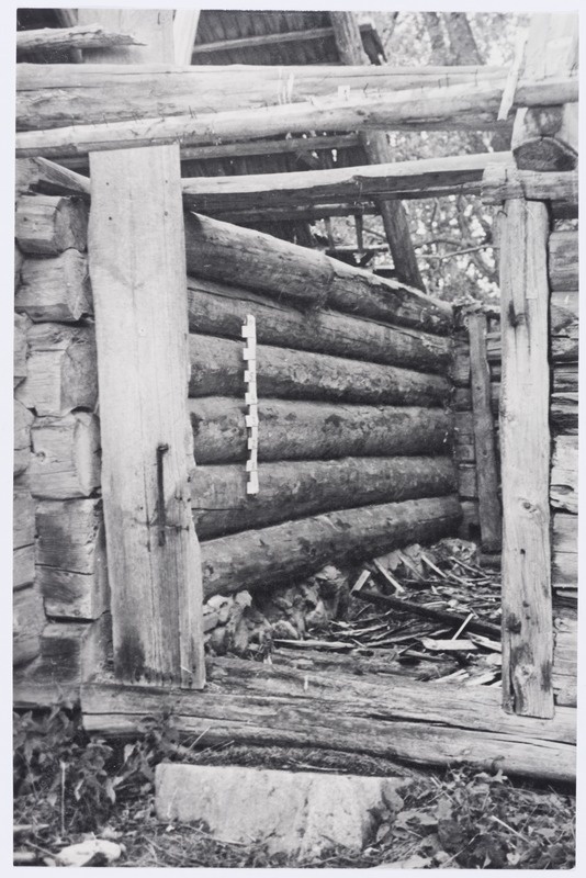 Rusi talu laut-küün, küüniukse tenderpiit ja lauda sein.